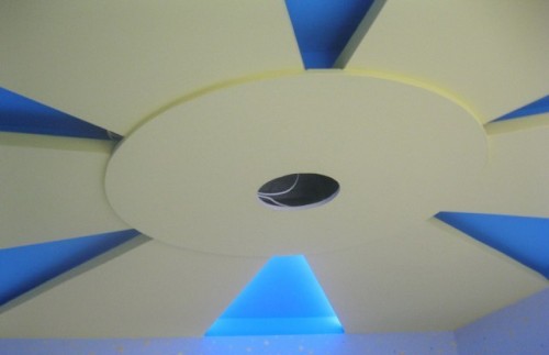 Двухуровневый потолок из гипсокартона в детской комнате «Солнышко»