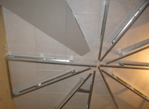 Двухуровневый потолок из гипсокартона в детской комнате «Солнышко»