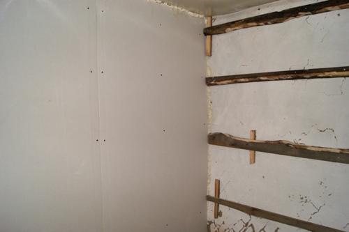 Выравнивание стен гипсокартоном в деревянном доме